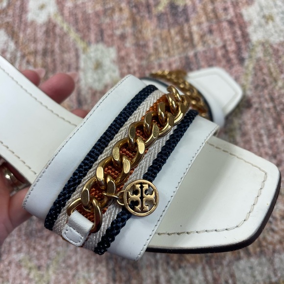 Tory Burch Benton Kitten Heel White Leather Sandals Gold Chain Logo Charm Size 7 - Picture 7 of 7